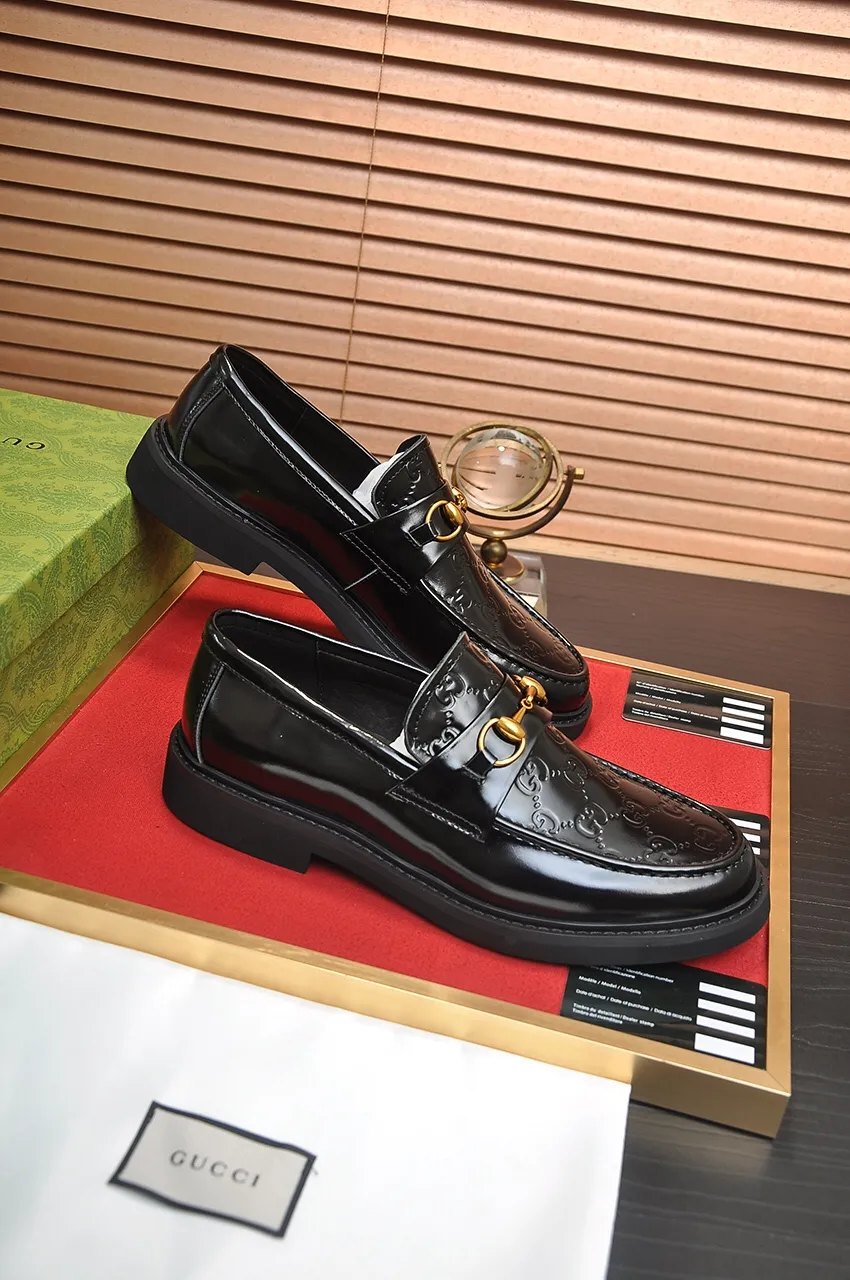 Men's shoes💰540💶Italy's top luxury men's shoe giant (GUCCI) (Gucci) (full cowhide lining) new arrival🍃Original European style🔰 Pleasant to the eye😍In order to make the shoes more durable and non-deformable🌀The production continues to follow traditional methods but there is still no lack of innovation💪Choose original sheepskin for the leather♻️ Smooth and natural And extra bright ⭐Made of imported cowhide, the first choice of rich people 38-45 (45 customized)